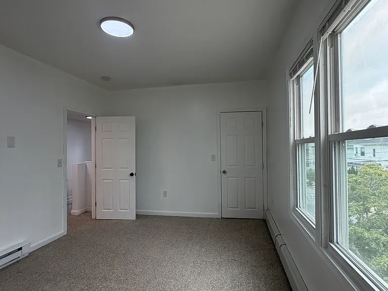 38 Marion Ave N — Photo 16