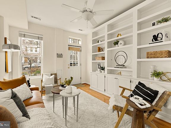 4th image of 909 8th St NE