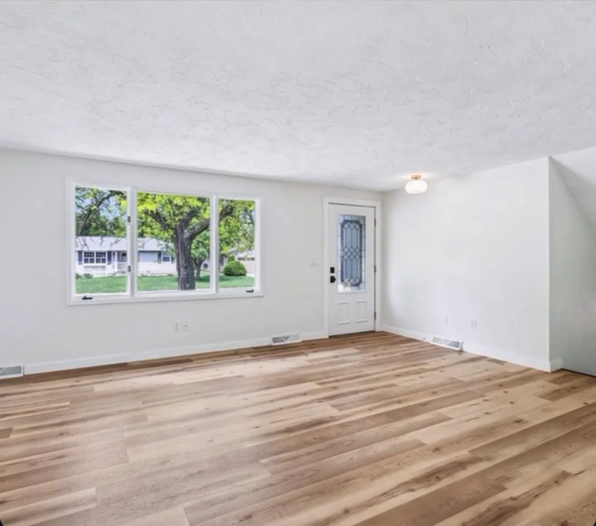 3 bed, 1460 sqft, $2,100 — Photo 3