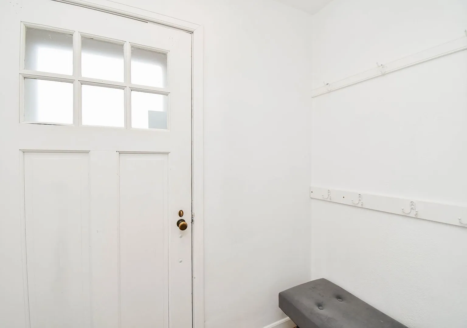 Stylish Furnished Duplex with Modern Finishes and Garage! Short-Term Available! — Photo 2