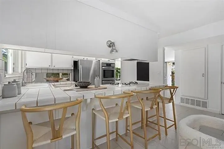 445 Avenida Primavera — Photo 10