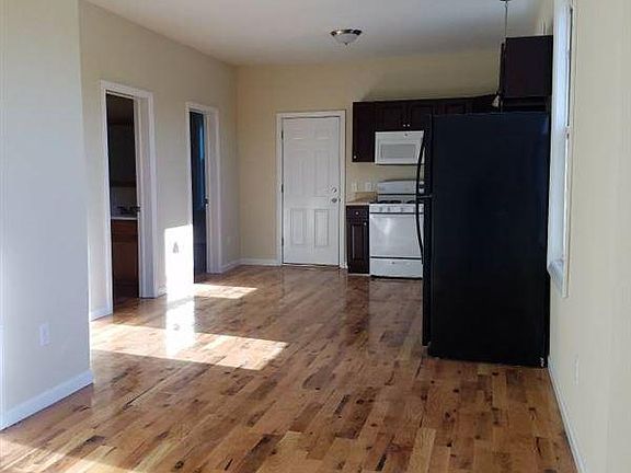 3rd image of 326 Davenport Ave #3