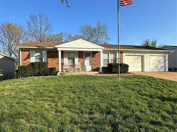 1418 Twin Trails Dr, Fenton, MO 63026