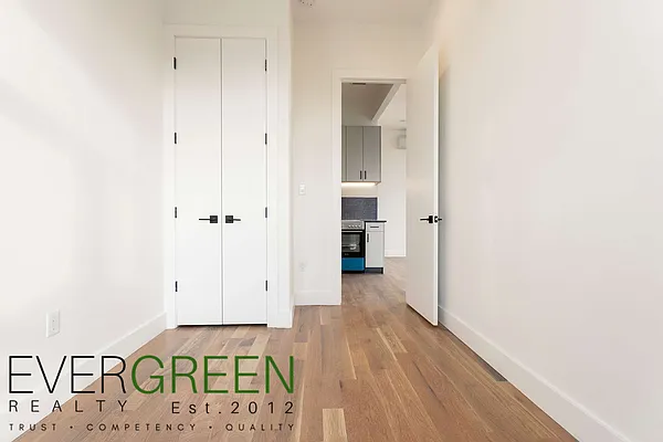 Rented by Evergreen Apartments BK | media 52
