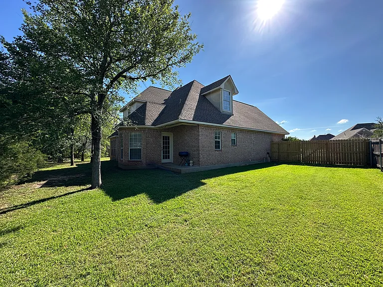 3920 Park Hurst Dr — Photo 23