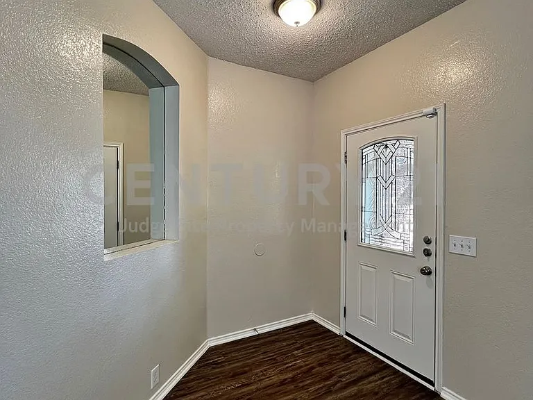 1901 Berkeley Dr — Photo 3