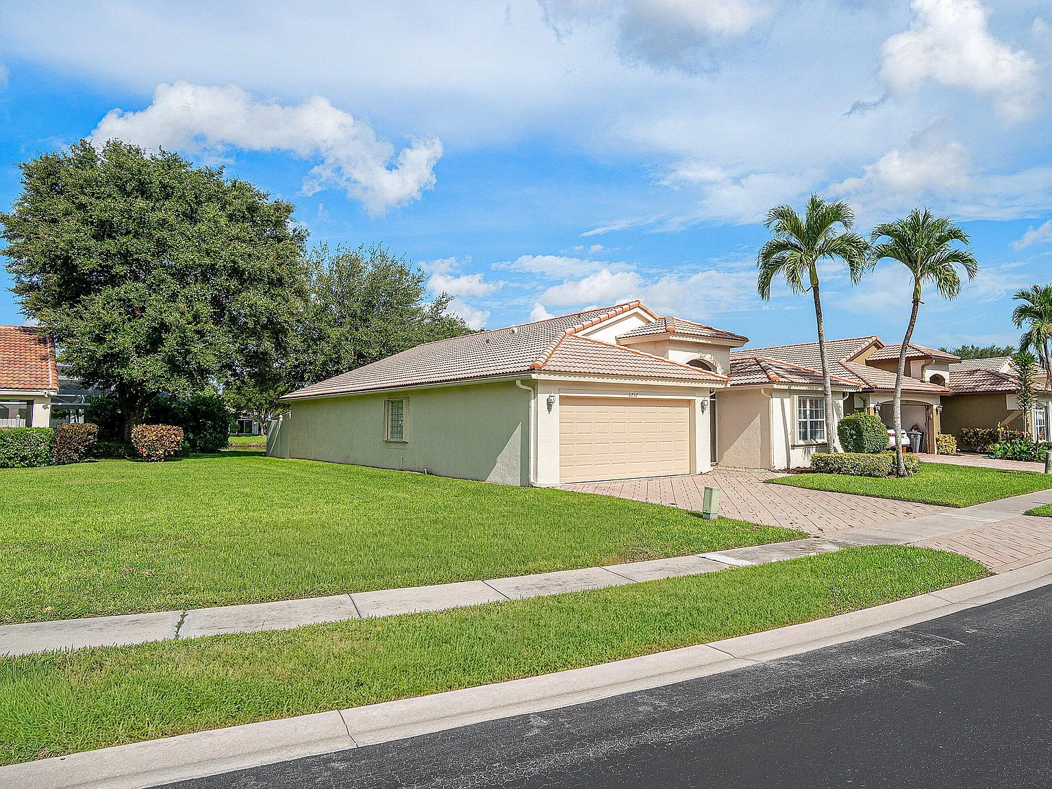 3 bed, 2.0 bath, 2029 sqft, $3,200 — Photo 2