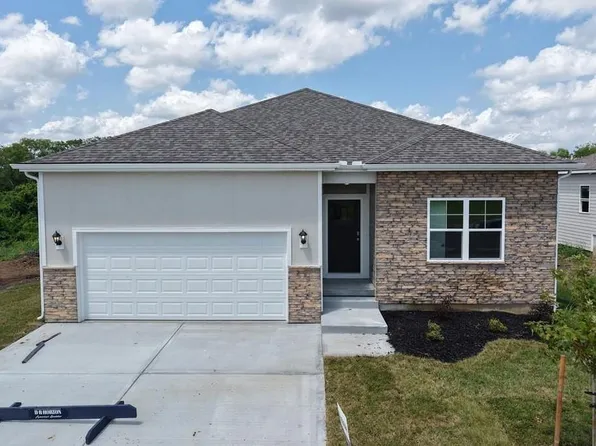 302 Lake Meadows Dr, Smithville, MO 64089