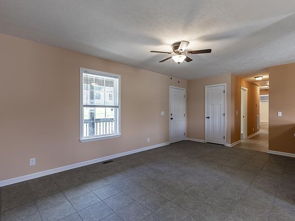 3rd image of 102 Beechwood Ln