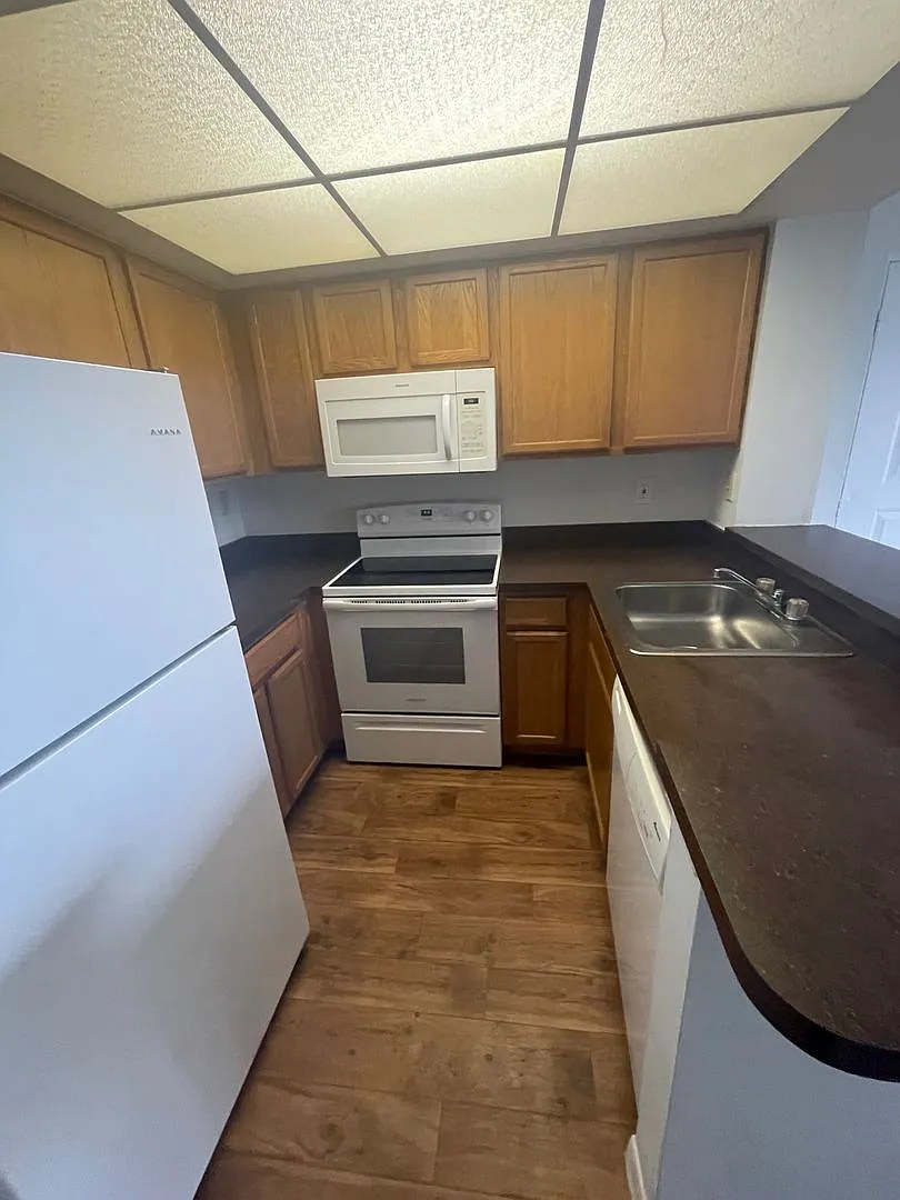 One Bedroom One Bathroom! Waterfront Community — Photo 1