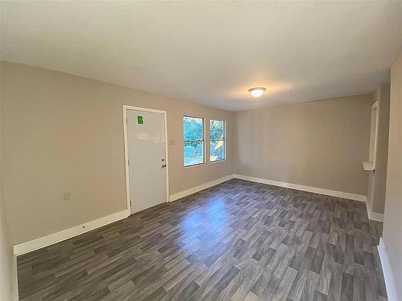 3rd image of 1303 S Hart Ave