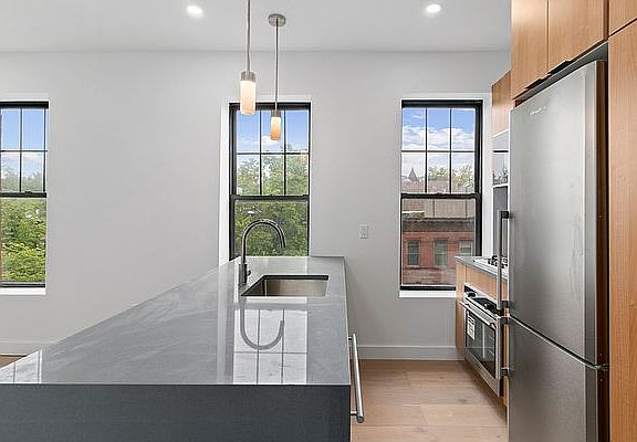 4th image of 1021 8th Ave #4FR