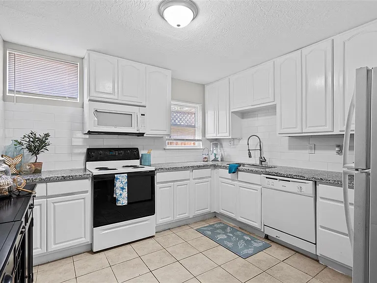 918 Winnie St #104 — Photo 4