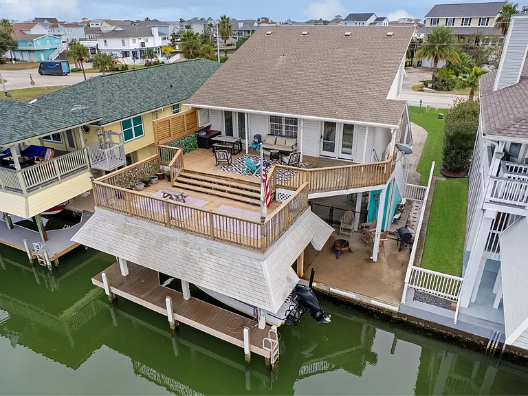 1114 Tiki Dr — Photo 1