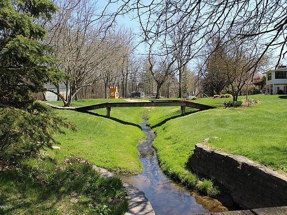 5th image of 1825 Gentian Dr SE