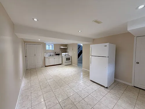 220 Ellington Dr #BASEMENT Photo 1