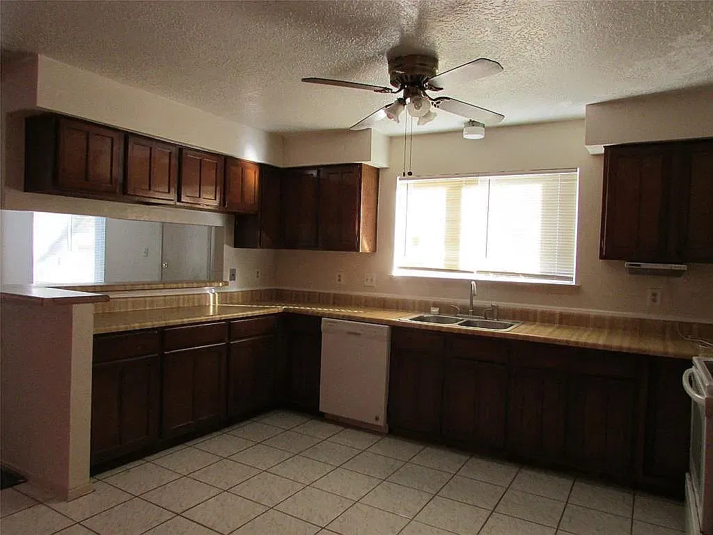 4 bed, 2.5 bath, 2254 sqft, $1,850 — Photo 3