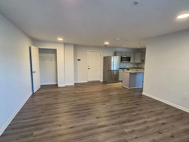 938 E 4th St — Photo 5