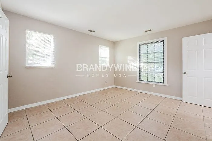 700 E 7th St — Photo 12