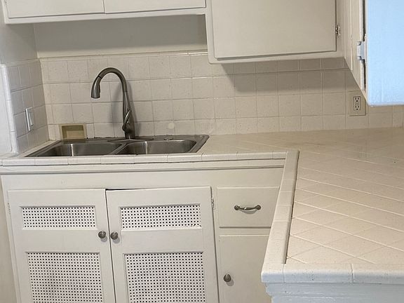 4th image of 10907 Camarillo St #907