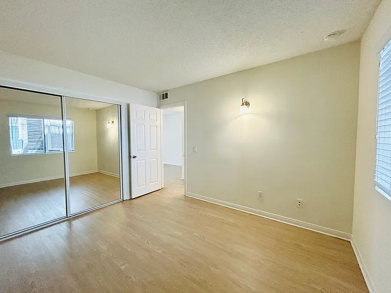 10520 National Blvd — Photo 25