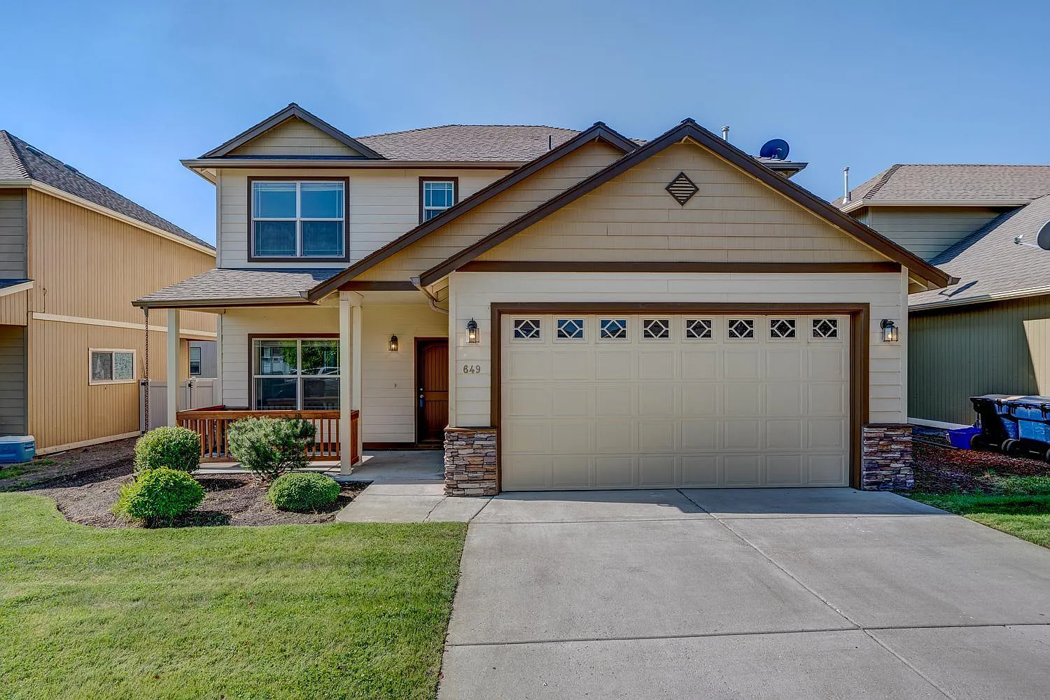 649 SE Glengarry Pl photo 1