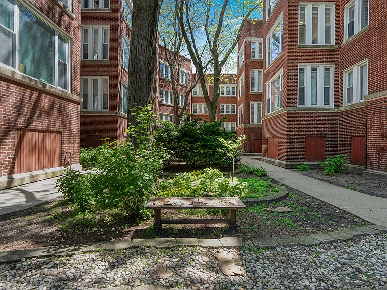 6565 N. Lakewood Renovated Rogers Park Apartments — Photo 5