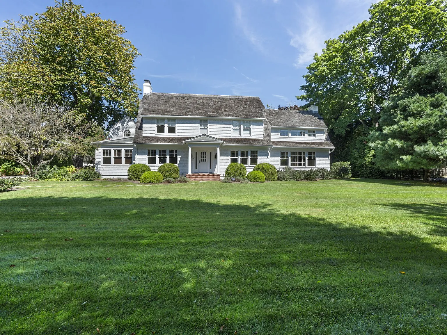 Exceptional Hamptons Retreat Moments from Village and Ocean — Photo 3
