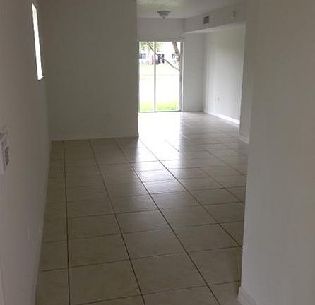 2nd image of 1270 SE 27th St Unit 101
