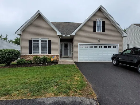 8 Mystique Ln, Cromwell, CT 06416