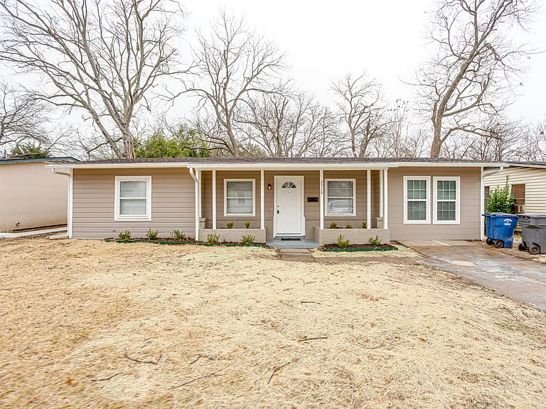2518 Winthrop Dr — Photo 3