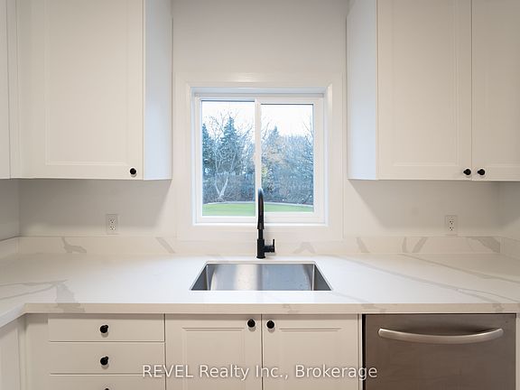 5th image of 718 Ontario Rd