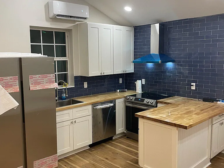 2210 Barnard St — Photo 8