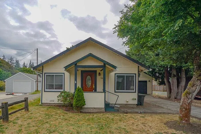 944 Dale St — Photo 2