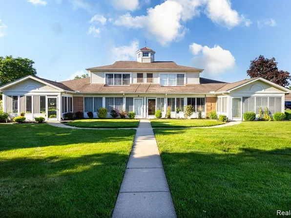 8217 Grays Dr APT C3, Grosse Ile, MI 48138
