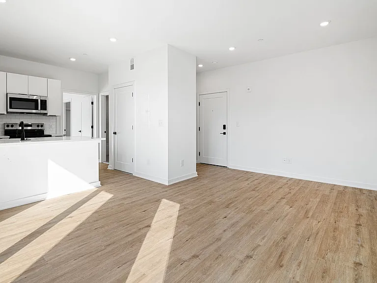 Moore House Apartments — Photo 17
