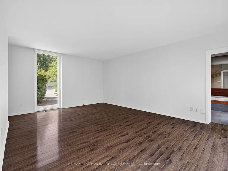 21 Tudor Gate — Photo 15
