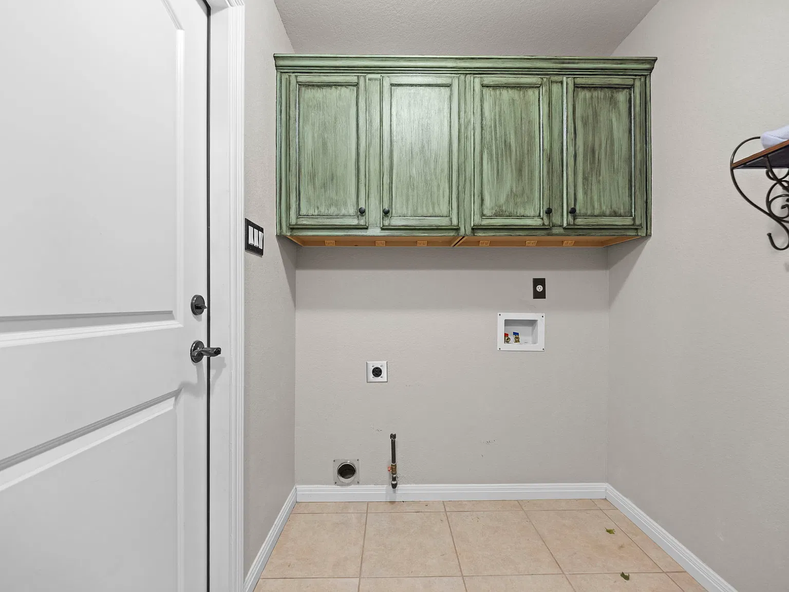 4 bed, 2300 sqft, $2,200 — Photo 4