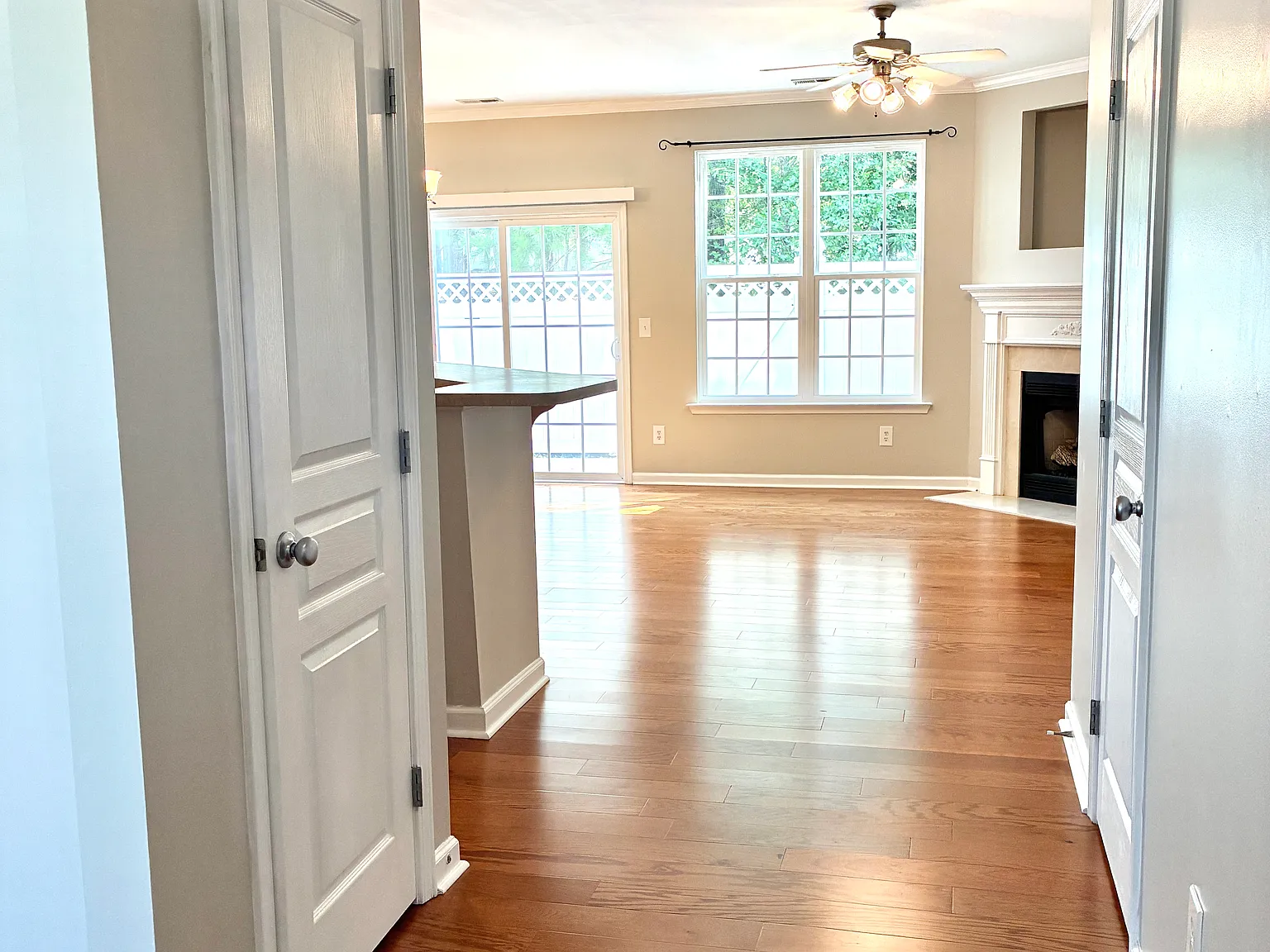 3 bed, 2.5 bath, 1458 sqft, $1,995 — Photo 4
