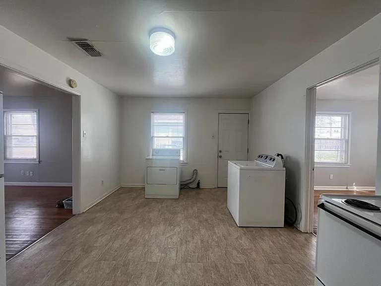 3113 33rd St — Photo 3