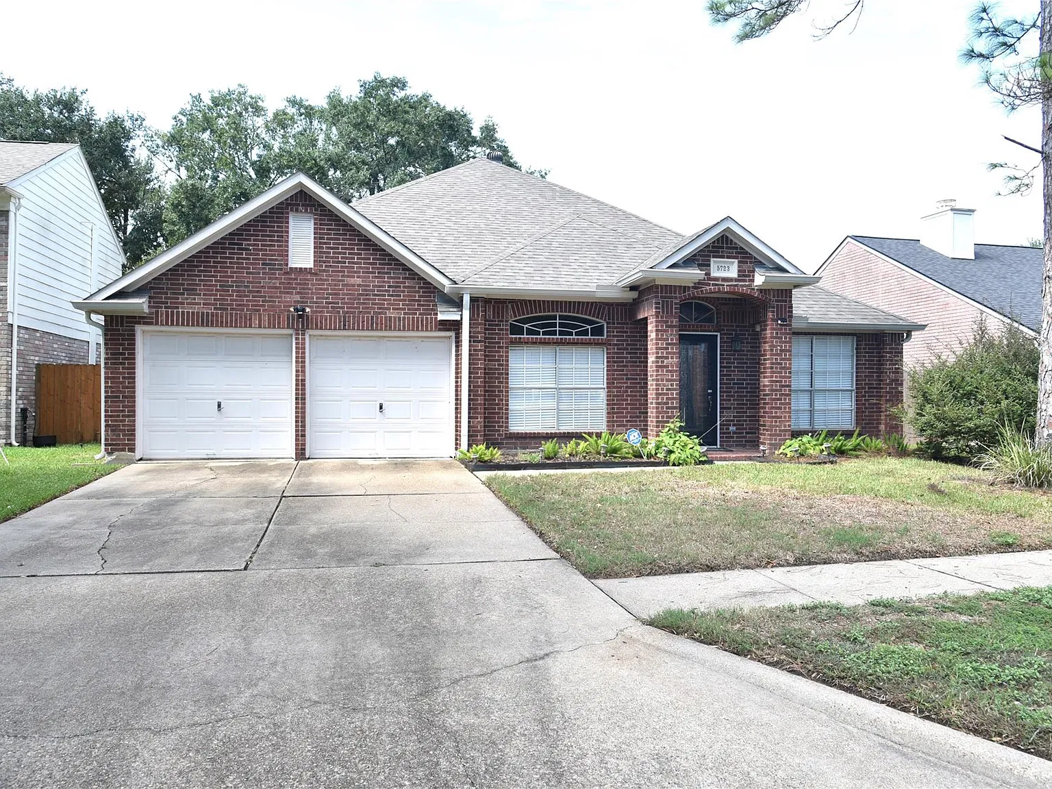 3 bed, 2.0 bath, 2190 sqft, $2,300 — Photo 1