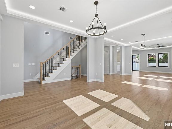 4th image of 9 Cole St