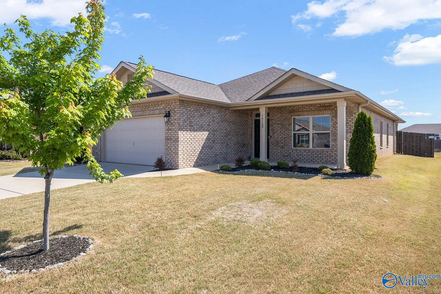 4 bed, 2.5 bath, 1952 sqft, $1,950 — Photo 3