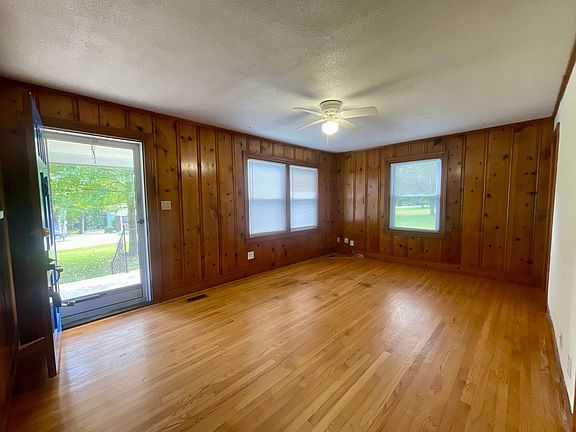 2nd image of 112 Oak St