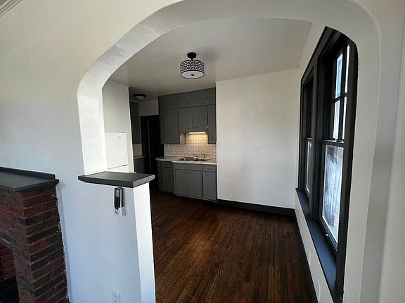 5th image of 226 S 8th St APT 2