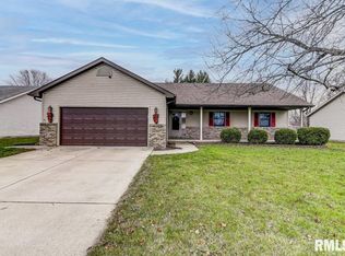 812 Oakbrook Ave, Chatham, IL 62629