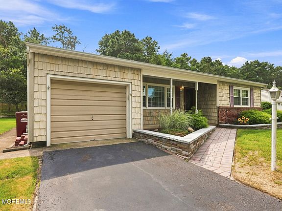 3rd image of 42 Castleton Drive