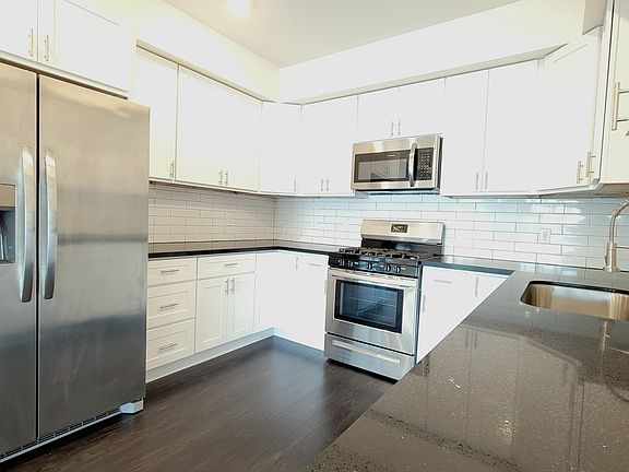 3rd image of 5758 Camellia Ave APT 404