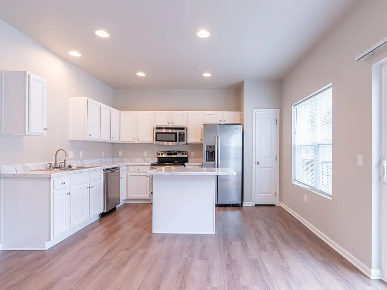 6909 Daniel Defoe Dr — Photo 9