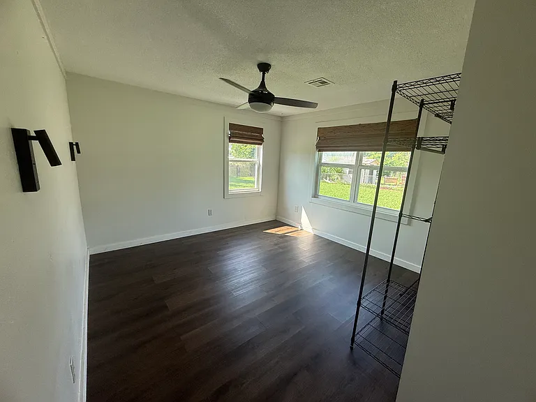 212 SW Railroad St — Photo 16